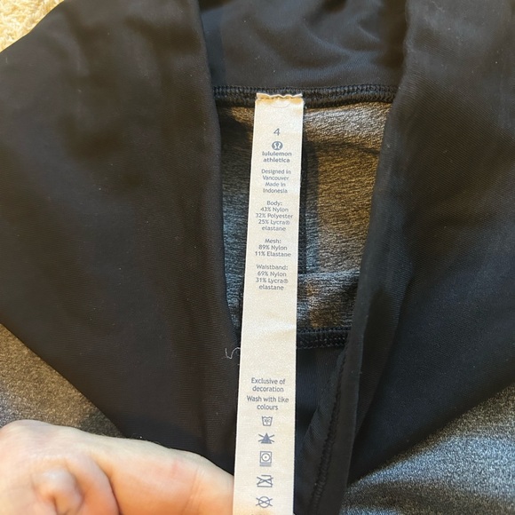 Lululemon women’s size 4 cropped leggings black and gray - Picture 4 of 6